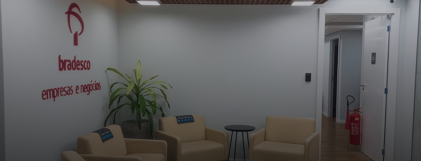 Obra corporativa executada pela Polc, iluminada ao entardecer