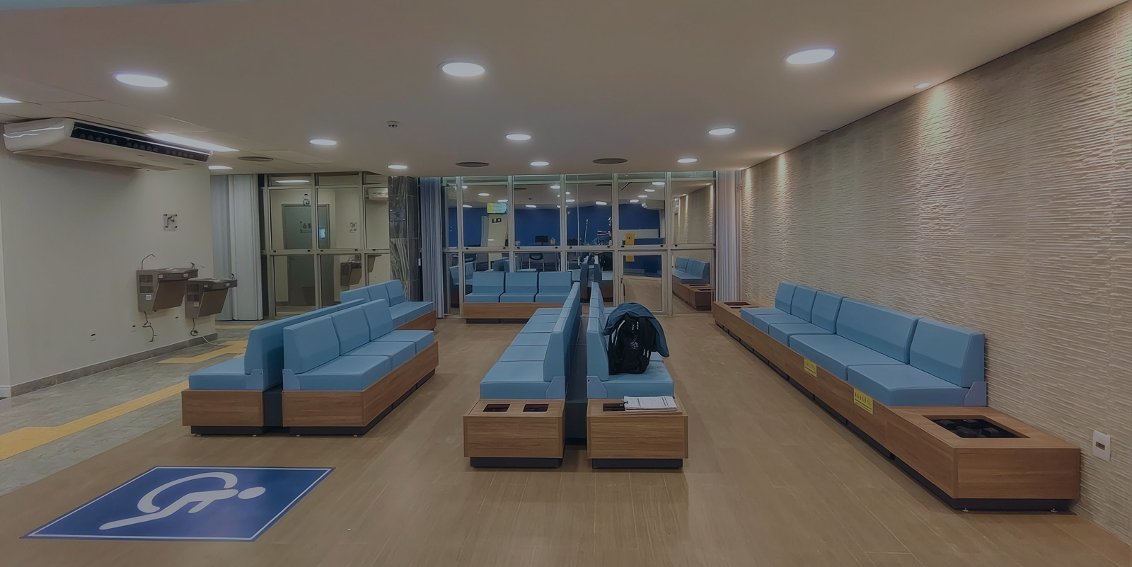 Obra corporativa executada pela Polc, iluminada ao entardecer