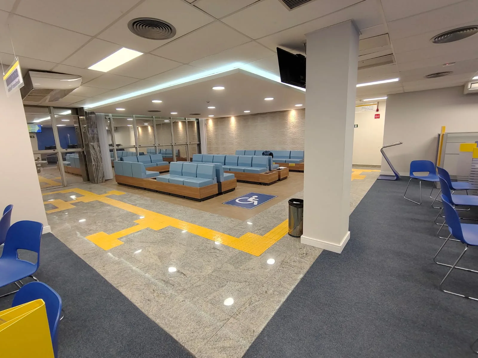 Salão de espera da agência do Banco do Brasil em Sousa, com longarinas azuis e piso tátil