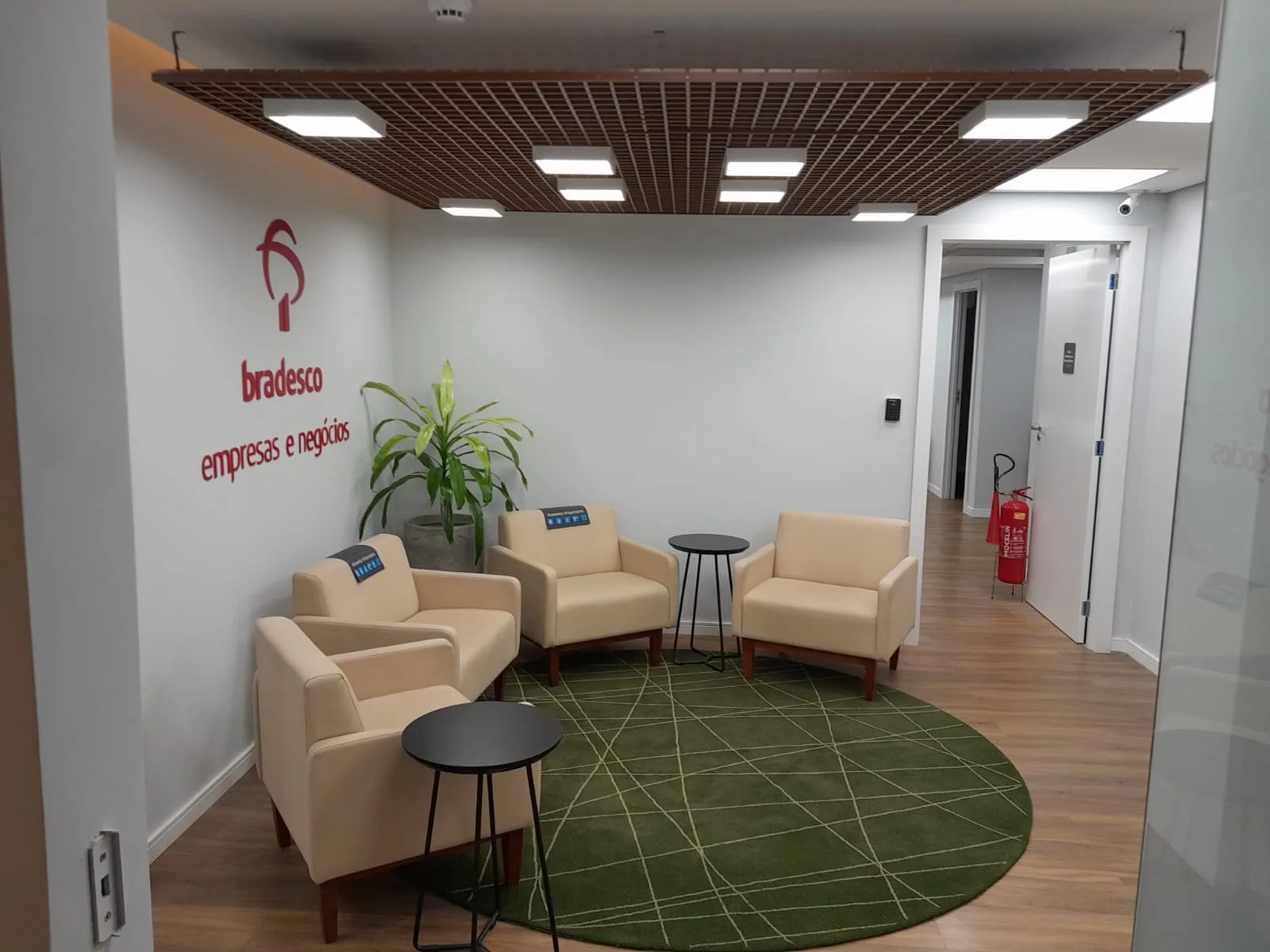 Recepção da Agência Empresa do Bradesco em São Luís, com poltronas e o logo na parede
