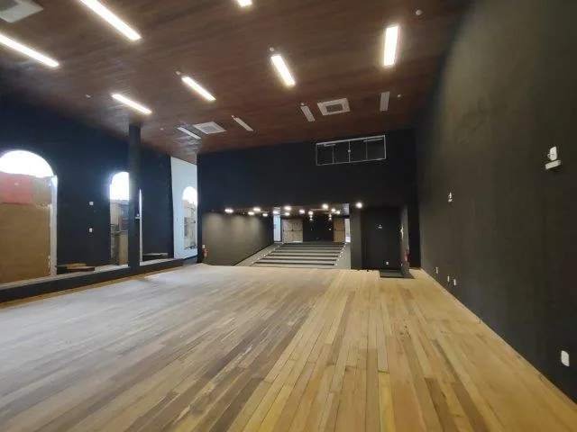 Salão principal do Teatro Tablado, em São Luís, com piso e forro de madeira